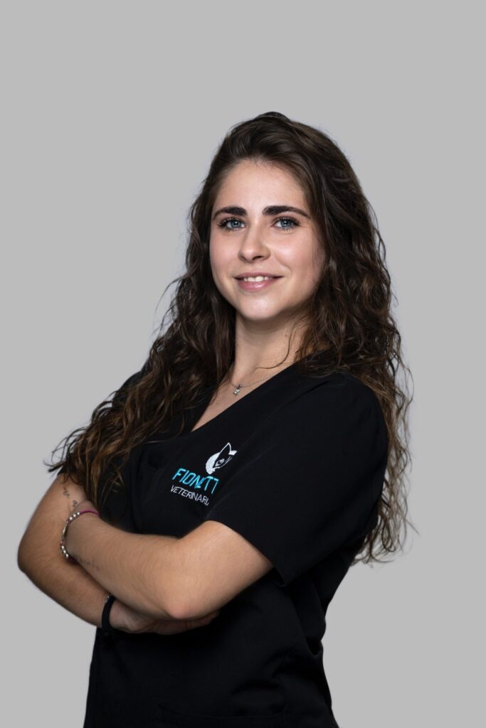 Veterinaria sonriente con uniforme negro.