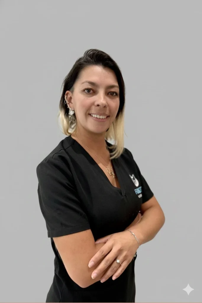 Mujer con uniforme negro posando sonriendo